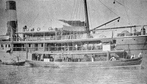 A chalupa de desinfecção funcionando junto ao vapor Manáos pouco antes da partida. Foto de Marc Ferrez (Silvado, 15 ago. 1903, p.10) A chalupa de desinfecção funcionando junto ao vapor Manáos pouco antes da partida. Foto de Marc Ferrez (Silvado, 15 ago. 1903, p.10)