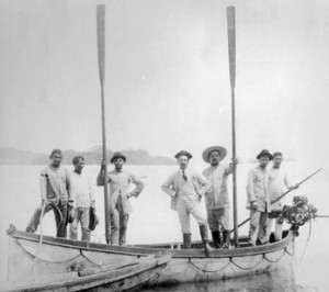 Carlos Chagas (no centro) às margens do rio Negro, em São Gabriel da Cachoeira (AM), 1913. Acervo da Casa de Oswaldo Cruz/Fiocruz