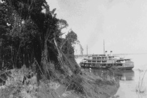 Barco de transporte na Amazônia. Foto de Mario de Andrade, 1927
