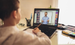 Fotografia de uma criança assistindo a uma aula online pelo notebook
