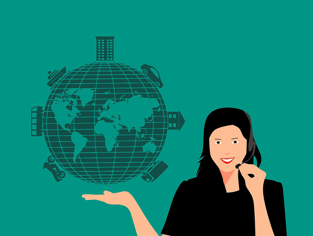 Ilustração vetorizada. Fundo verde e sólido. Uma mulher branca de cabelo preto e liso está sorrindo e olhando para frente. Ela usa um headset, segura com uma das mãos o microfone e com a outra ela aponta para uma figura do planeta terra. Ao redor do planeta as figuras prédio, carro, casa, caminhão, moto, ônibus e barco.