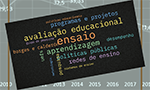 Composição formato quadrado. Um retangulo cinza escuro com uma nuvem de palavras coloridas: avaliação educacional,. ensaio, aprendizagem, políticas públicas, programas e projetos, redes de ensino... No fundo uma grade cinza claro com fundo cinza, um gráfico com números 29,73 a 38,23 em níveis diferentes. Na parte de baixo, uma linha do tempo de 2010 até 2018.
