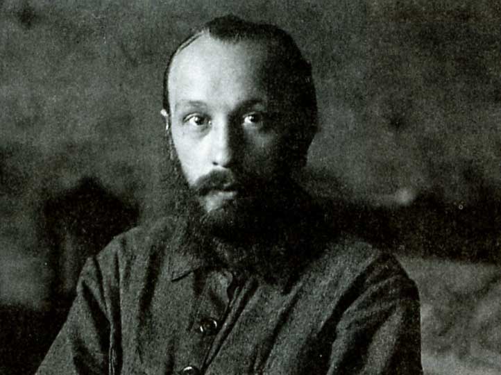 Foto de Mikhail Bakhtin. Foto antiga, um pouco escura e em preto e branco. Mikhail olha diretamente para câmera e tem uma expressão neutra.