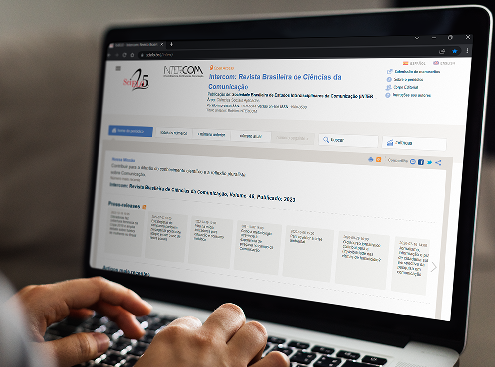 Composição. Uma pessoa usando um notebook. É possível ver parte das mãos digitando, parte do teclado e a tela inteira. Na tela, a página inicial do periódico Intercom: Revista Brasileira de Ciências da Comunicação. Composição. Uma pessoa usando um notebook. É possível ver parte das mãos digitando, parte do teclado e a tela inteira. Na tela, a página inicial do periódico Intercom: Revista Brasileira de Ciências da Comunicação.