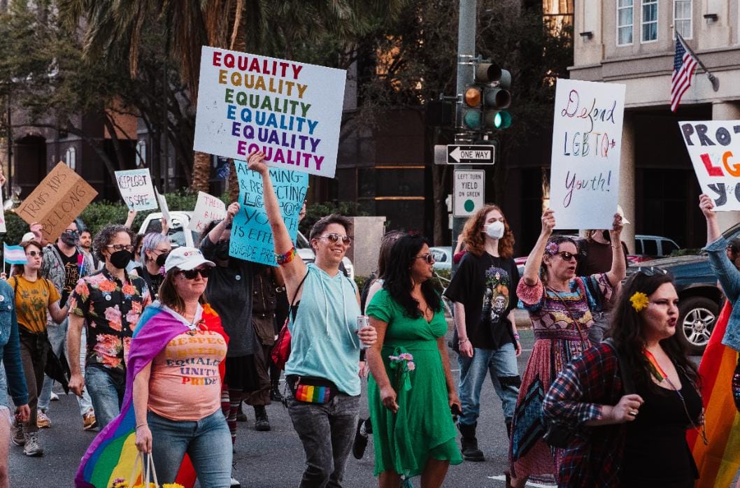 Foto de um protesto em defesa dos direitos LGBTQIA+ nos Estados Unidos. Foto de um protesto em defesa dos direitos LGBTQIA+ nos Estados Unidos.