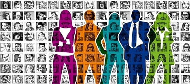 Desenho de quatro silhuetas em trajes executivos (dois homens e duas mulheres) à frente de um fundo com rostos desenhados, que se assemelha a um quadrinho. Desenho de quatro silhuetas em trajes executivos (dois homens e duas mulheres) à frente de um fundo com rostos desenhados, que se assemelha a um quadrinho.
