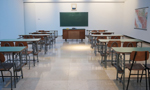Fotografia de uma sala de aula vazia.