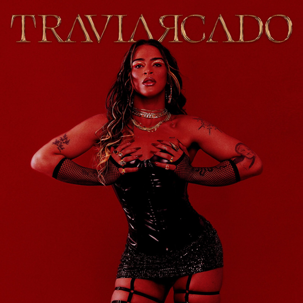 Capa do álbum “Traviarcado” de Bixarte. Na imagem, Bixarte, uma pessoa de cabelos longos, posa diante de um fundo vermelho vinho, vestindo uma roupa preta e joias. Na parte superior, consta o título do álbum em letras douradas. Capa do álbum “Traviarcado” de Bixarte. Na imagem, Bixarte, uma pessoa de cabelos longos, posa diante de um fundo vermelho vinho, vestindo uma roupa preta e joias. Na parte superior, consta o título do álbum em letras douradas.