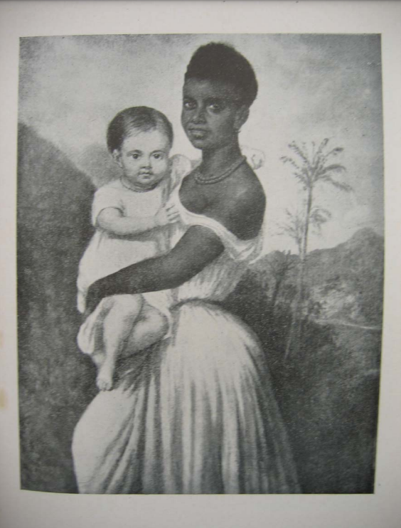 Pintura em tons de cinza retratando uma mulher negra com cabelo preto escuro, vestida com um longo vestido branco, segurando um bebê de pele clara, também vestido de branco. Ao fundo, há uma palmeira e vegetação ao redor. Pintura em tons de cinza retratando uma mulher negra com cabelo preto escuro, vestida com um longo vestido branco, segurando um bebê de pele clara, também vestido de branco. Ao fundo, há uma palmeira e vegetação ao redor.