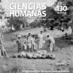 Bolas de borracha sendo vistoriadas pelo comerciante, diante de seus fregueses, provavelmente no seringal Providência no médio rio Negro, em 1951. Foto de autoria de Eduardo Galvão