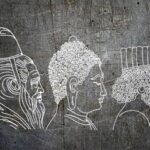Imagem com o desenho dos rostos de grandes nomes da filosofia pintados de branco em um fundo cinza