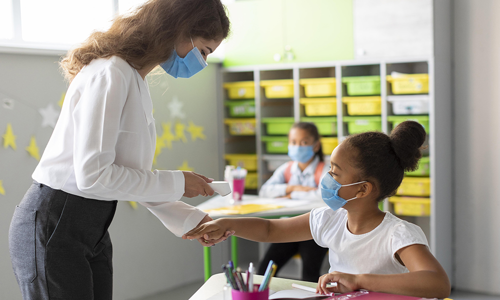 Fotografia de uma professora medindo a temperatura de uma aluna em uma sala de aula.Fotografia de uma professora medindo a temperatura de uma aluna em uma sala de aula. Fotografia de uma professora medindo a temperatura de uma aluna em uma sala de aula.Fotografia de uma professora medindo a temperatura de uma aluna em uma sala de aula.