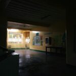 Fotografia de um corredor de uma escola