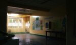 Fotografia de um corredor de uma escola